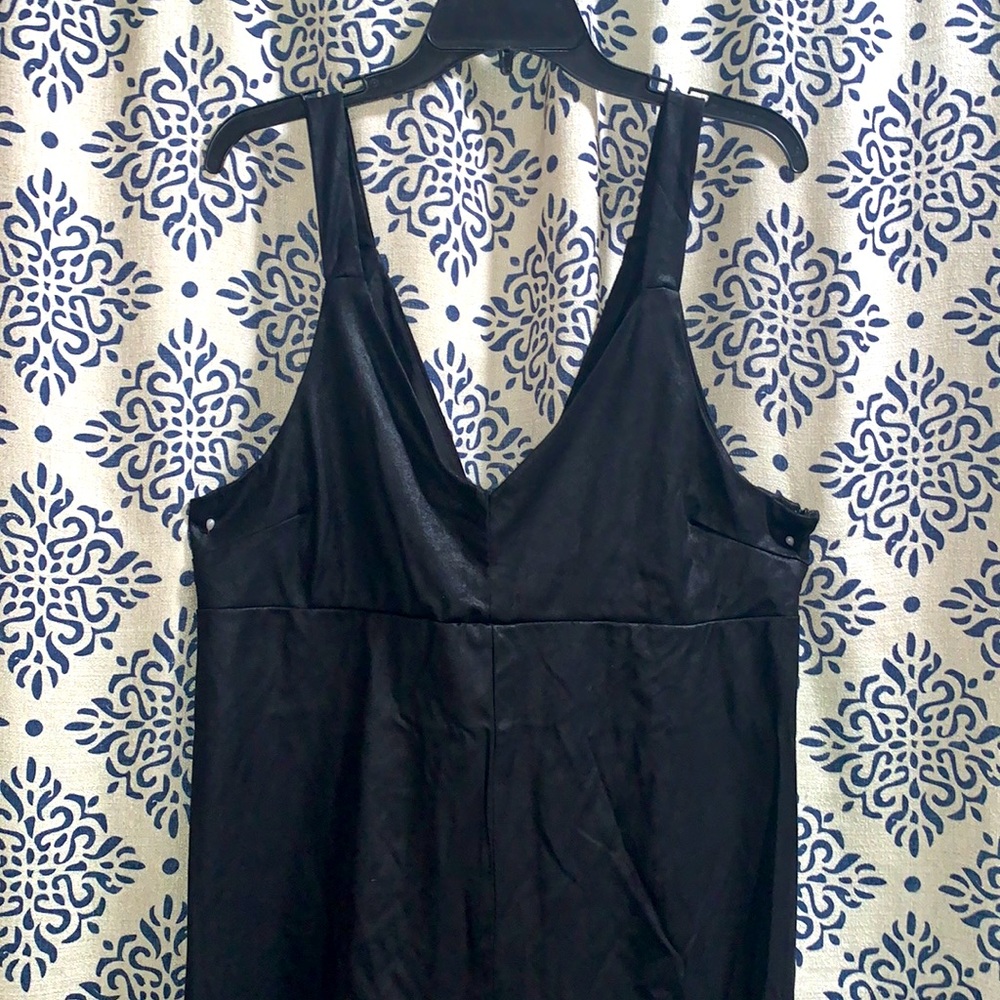 🛍 Wild fable black v-neck mini dress - Picture 2 of 5